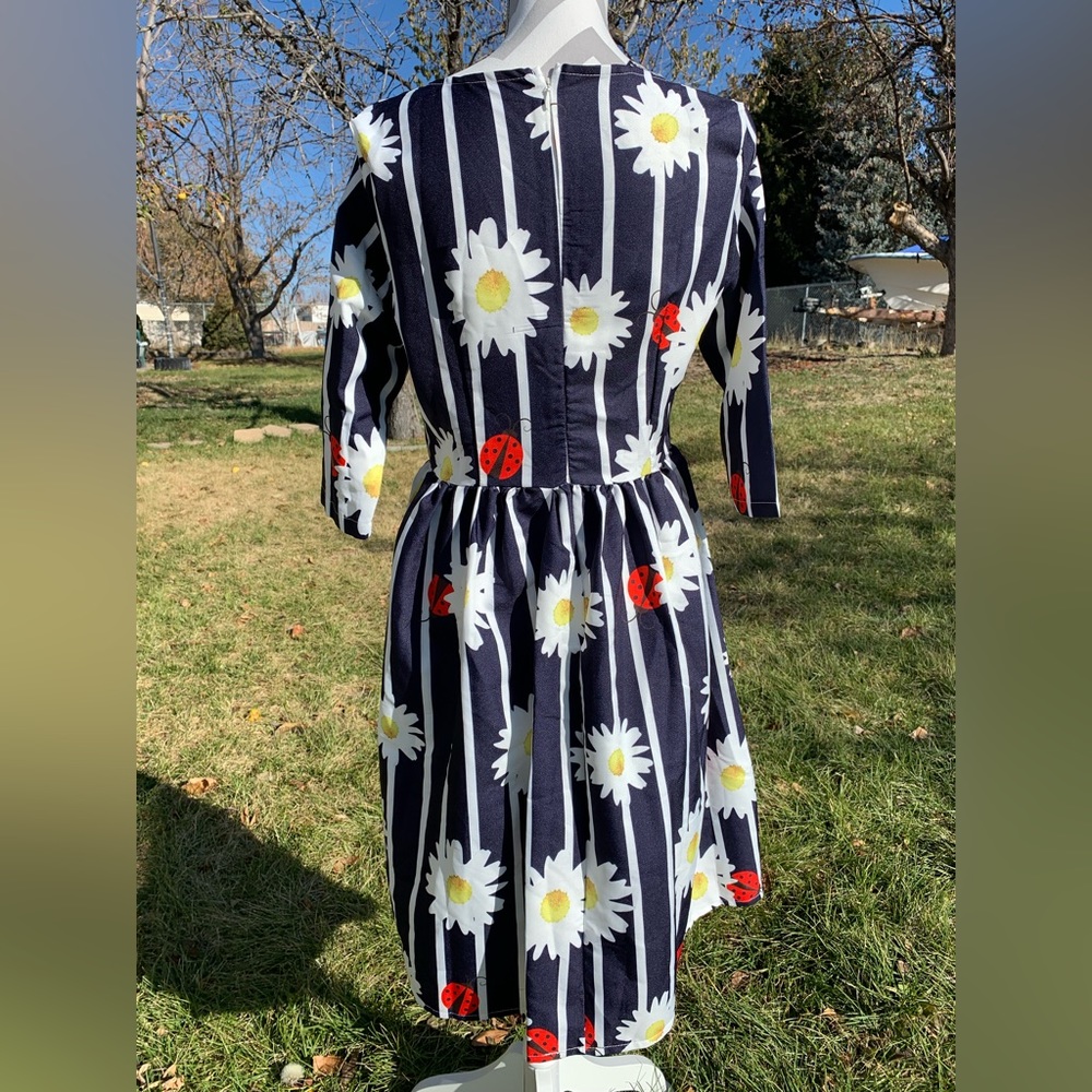 Floral fun summer dress size Medium - Picture 2 of 3